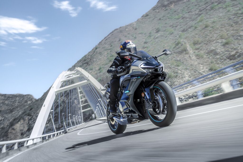 Скорость и свобода с новыми мотоциклами 2025 года CFMOTO 675SR-R и 675NK