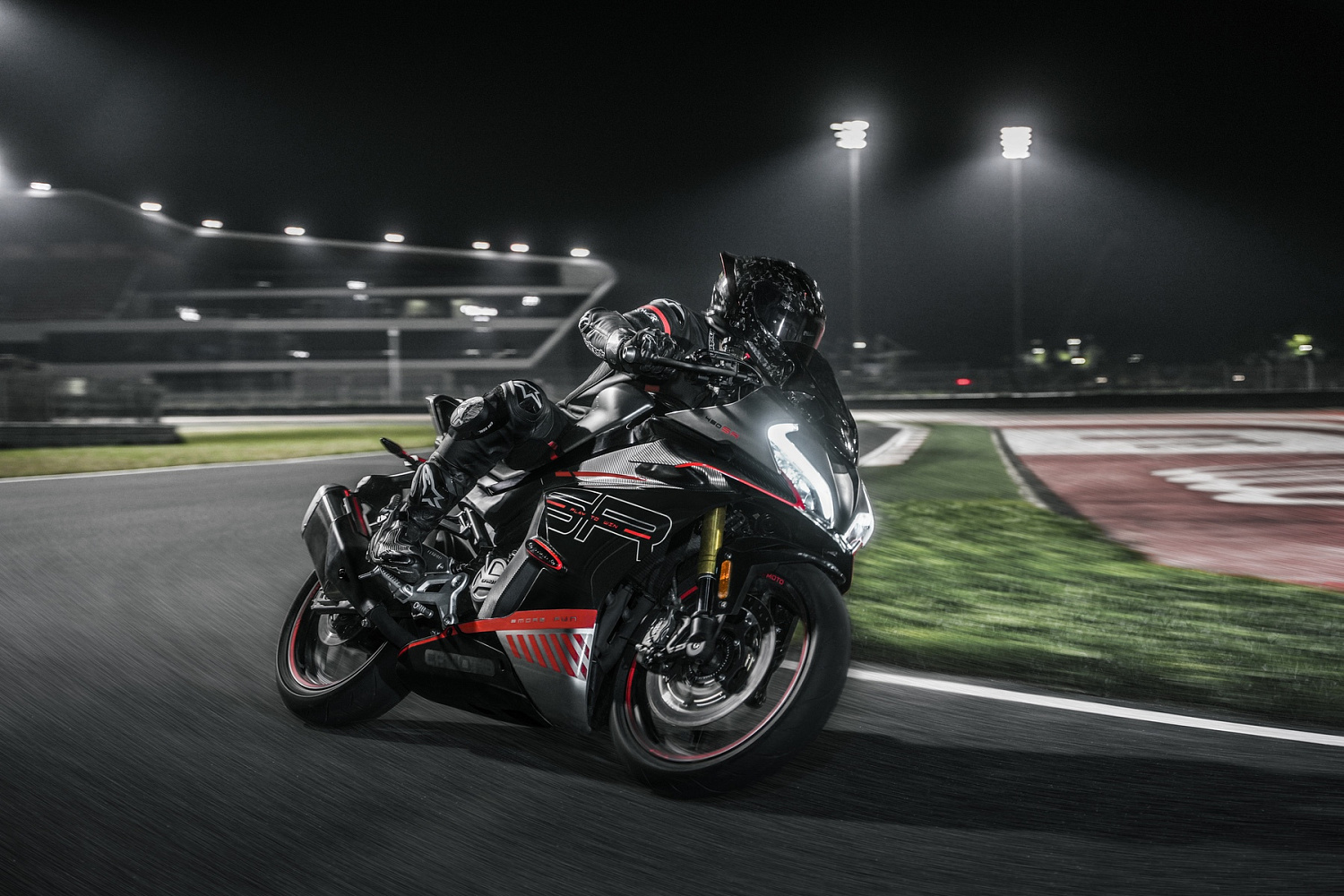 Мотоцикл CFMOTO 450SR (ABS)